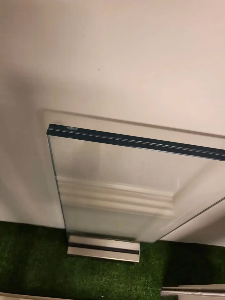 מעקה זכוכית ללא מסגרת