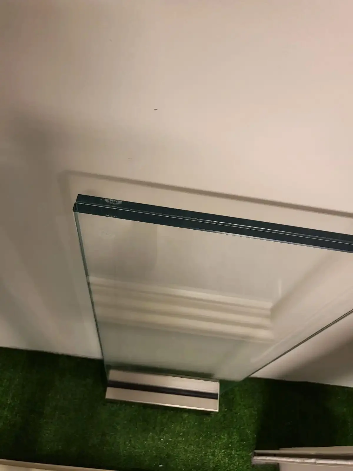 מעקה זכוכית ללא מסגרת